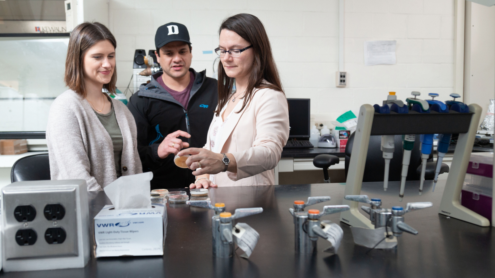 Duke engineering students work with CEE faculty in a lab